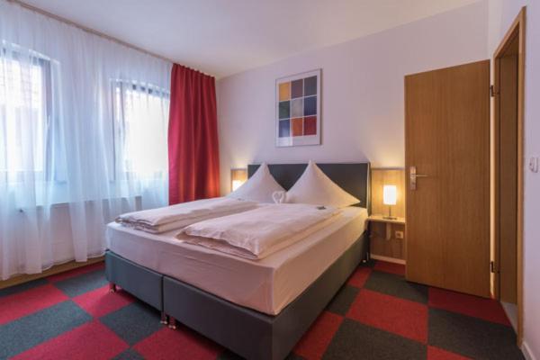 Hotel Luca Betzenstein Bagian luar foto
