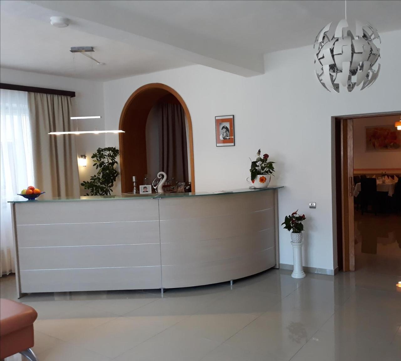 Hotel Luca Betzenstein Bagian luar foto